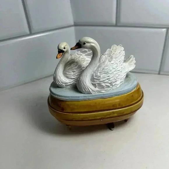 Pair Of Swan Music Box Plays Few Of My Favorite Things - Picture 1 of 10
